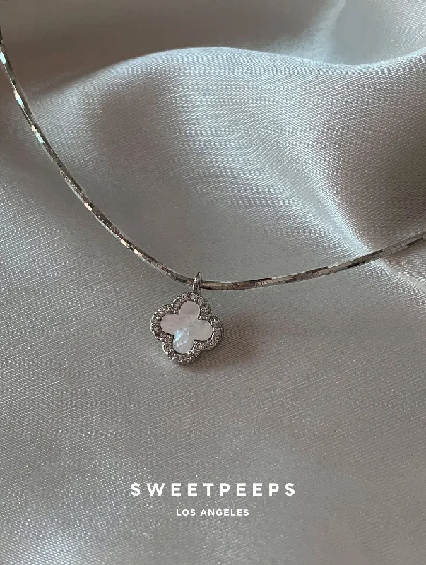 personalized engraved locket Clover Bold Necklace - Silver
